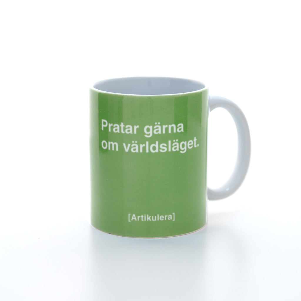 Vit mugg med ljust limegrönt tryck, vit text ”Pratar gärna om världsläget.” samt vit Artikulera-logotyp