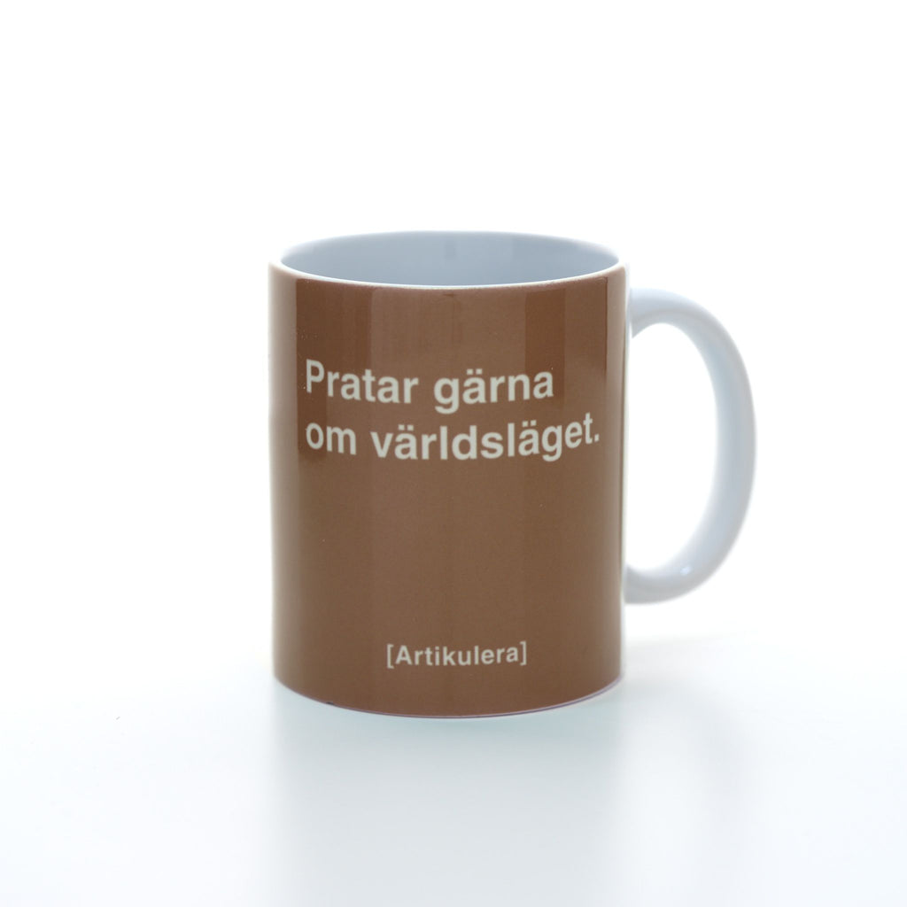 Vit mugg med mediumbrunt tryck, vit text ”Pratar gärna om världsläget.” samt vit Artikulera-logotyp