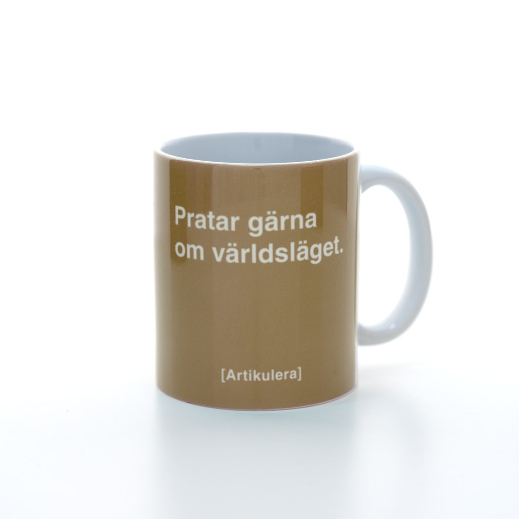 Vit mugg med beige tryck, vit text ”Pratar gärna om världsläget.” samt vit Artikulera-logotyp