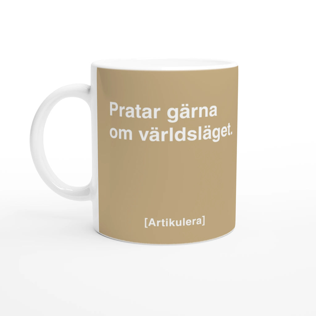 Vit mugg med beige tryck, vit text ”Pratar gärna om världsläget.” samt vit Artikulera-logotyp