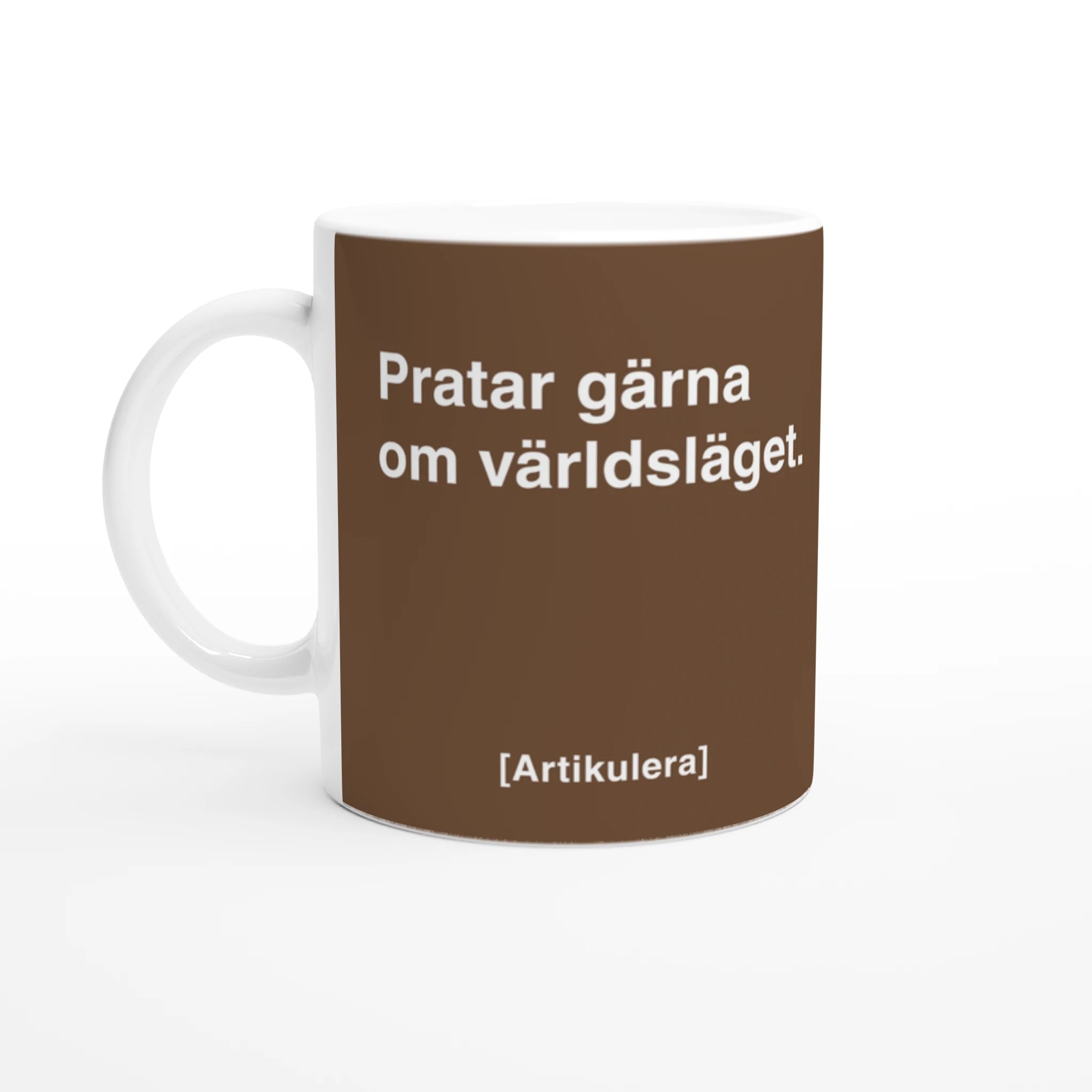 Vit mugg med brunt tryck, vit text ”Pratar gärna om världsläget.” samt vit Artikulera-logotyp