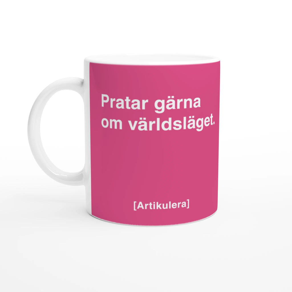 Vit mugg med cerise tryck, vit text ”Pratar gärna om världsläget.” samt vit Artikulera-logotyp