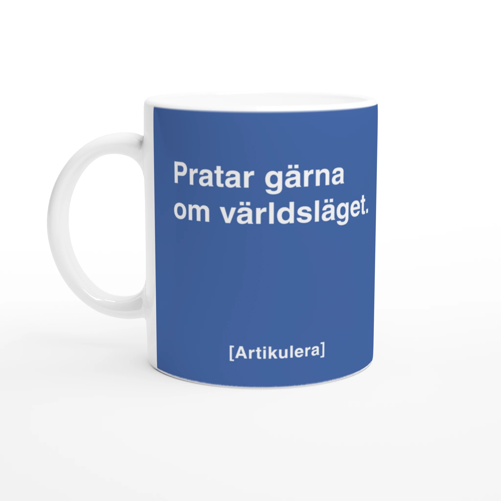 Vit mugg med duvblå tryck, vit text ”Pratar gärna om världsläget.” samt vit Artikulera-logotyp