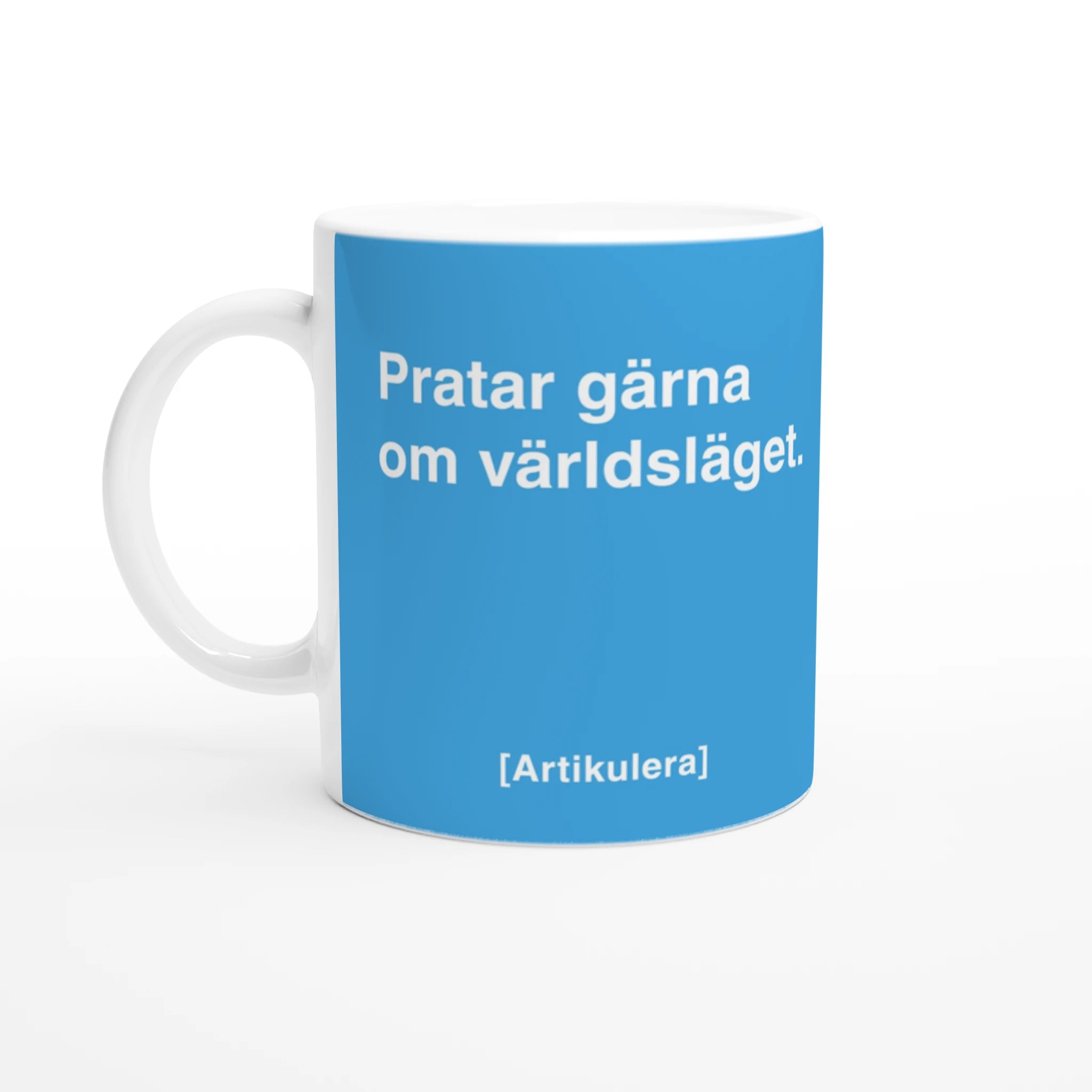 Vit mugg med himmelsblått tryck, vit text ”Pratar gärna om världsläget.” samt vit Artikulera-logotyp