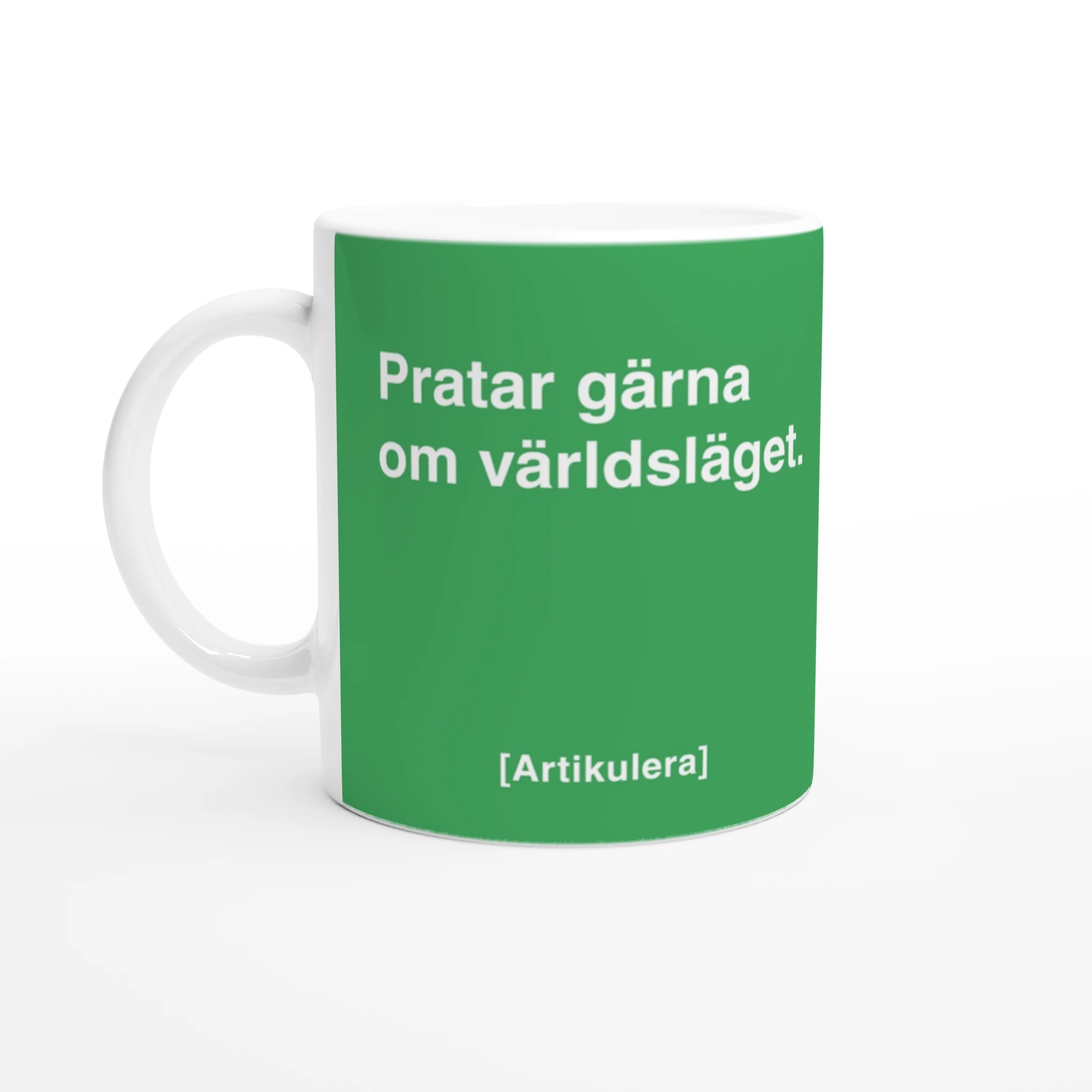 Vit mugg med klargrönt tryck, vit text ”Pratar gärna om världsläget.” samt vit Artikulera-logotyp