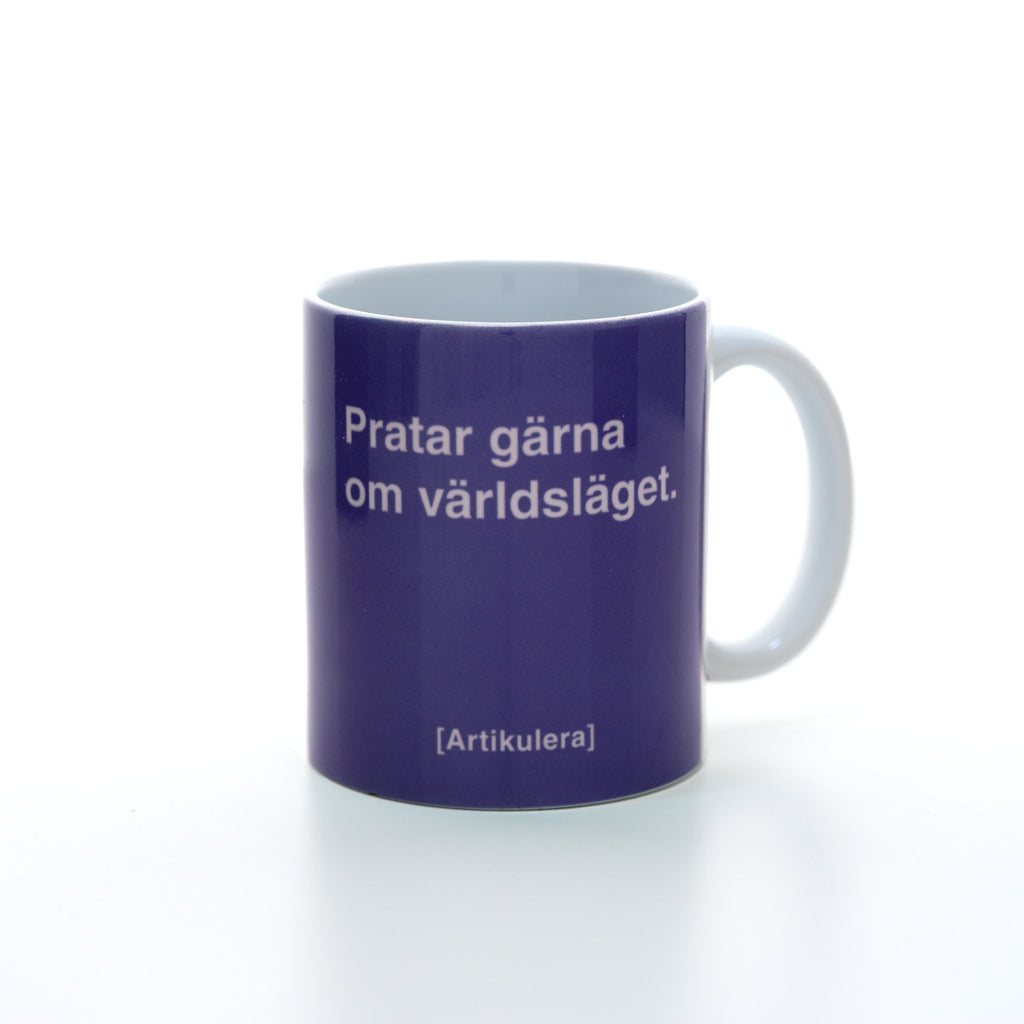 Vit mugg med lila tryck, vit text ”Pratar gärna om världsläget.” samt vit Artikulera-logotyp