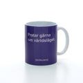 Vit mugg med lila tryck, vit text ”Pratar gärna om världsläget.” samt vit Artikulera-logotyp