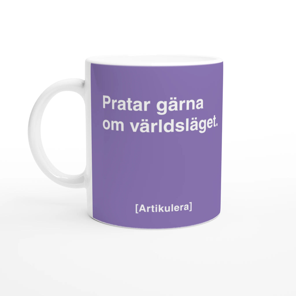 Vit mugg med lila tryck, vit text ”Pratar gärna om världsläget.” samt vit Artikulera-logotyp