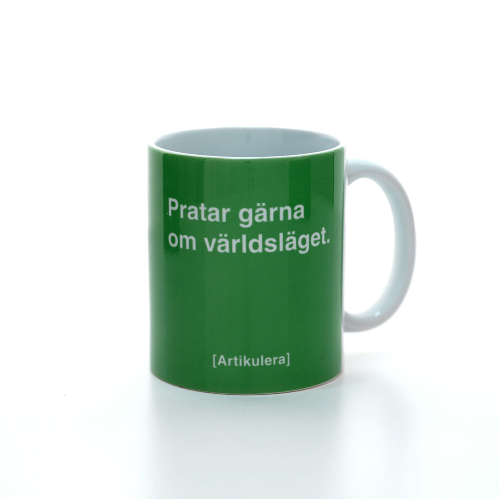 Vit mugg med limegrönt tryck, vit text ”Pratar gärna om världsläget.” samt vit Artikulera-logotyp