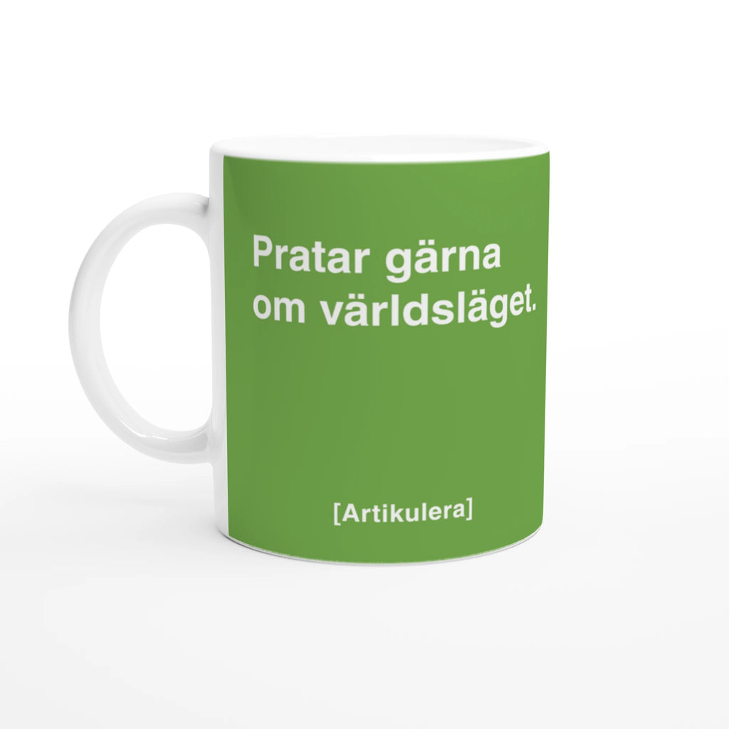 Vit mugg med limegrönt tryck, vit text ”Pratar gärna om världsläget.” samt vit Artikulera-logotyp