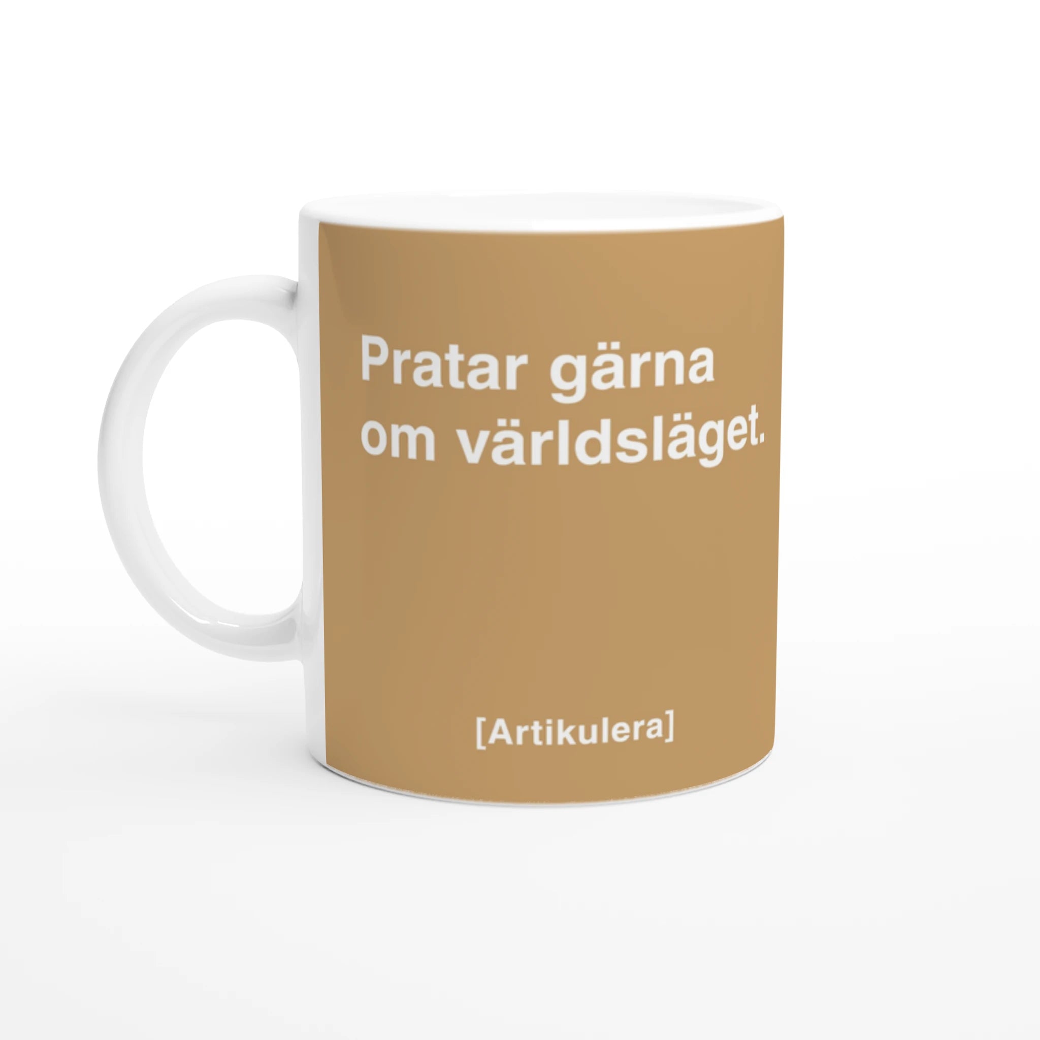 Vit mugg med ljusbrunt tryck, vit text ”Pratar gärna om världsläget.” samt vit Artikulera-logotyp