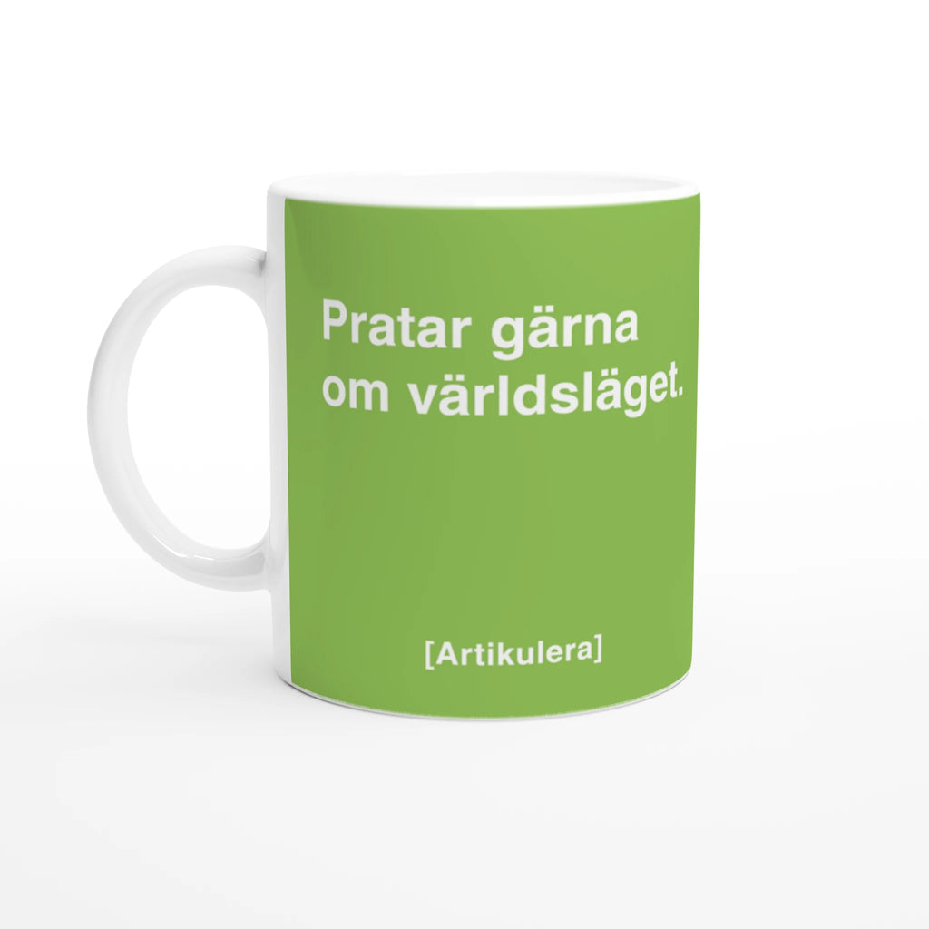 Vit mugg med ljust limegult tryck, vit text ”Pratar gärna om världsläget.” samt vit Artikulera-logotyp