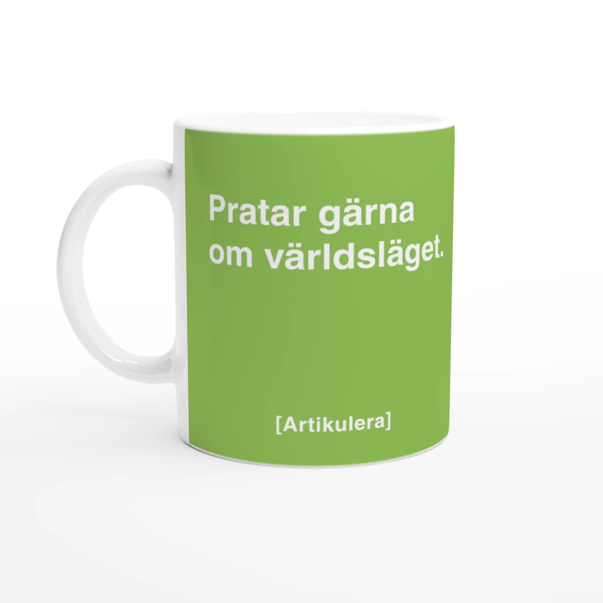 Vit mugg med ljust limegult tryck, vit text ”Pratar gärna om världsläget.” samt vit Artikulera-logotyp