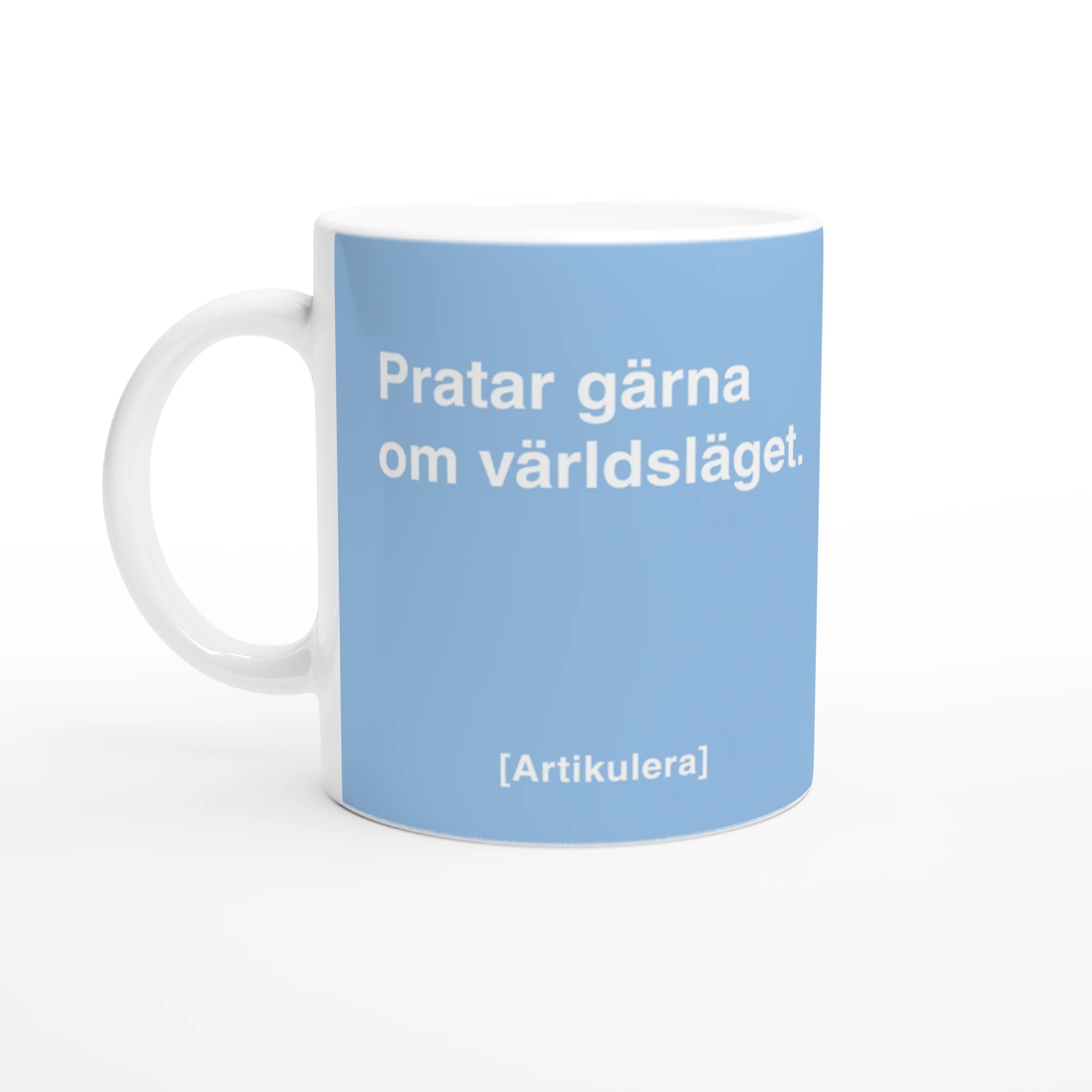 Vit mugg med ljusblått tryck, vit text ”Pratar gärna om världsläget.” samt vit Artikulera-logotyp