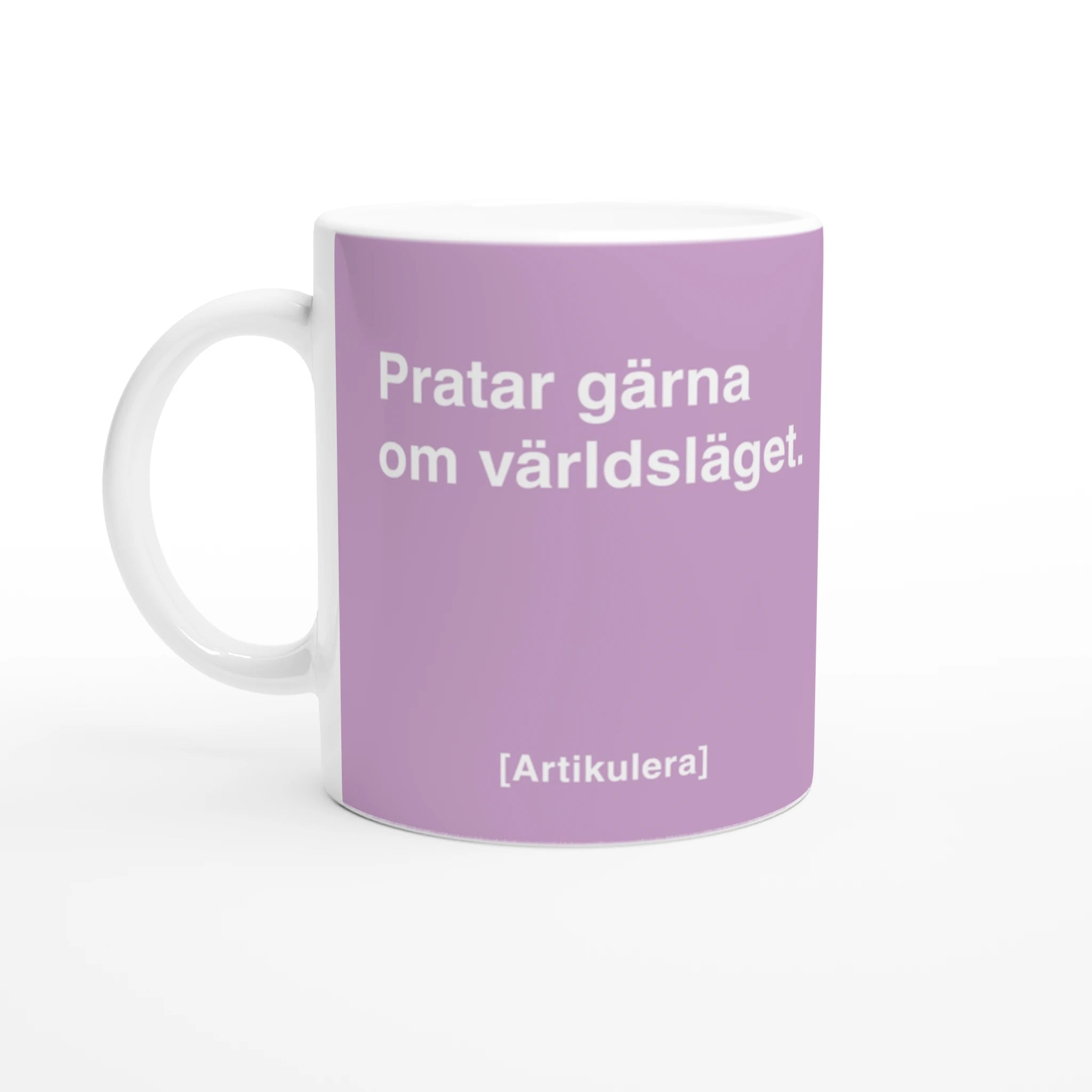 Vit mugg med ljuslila tryck, vit text ”Pratar gärna om världsläget.” samt vit Artikulera-logotyp