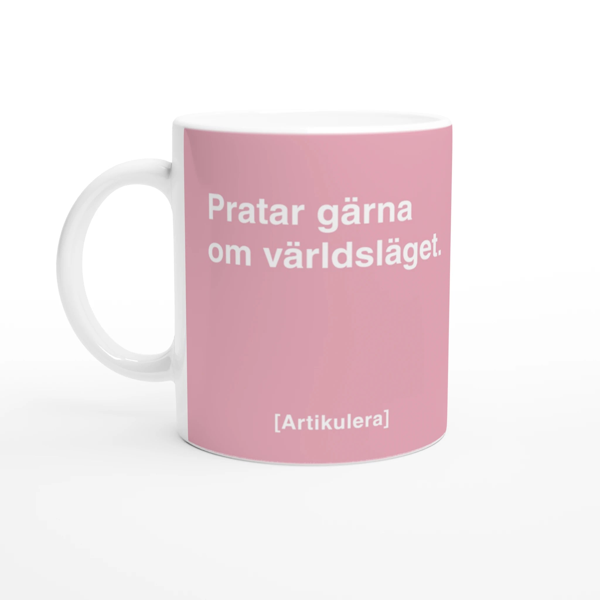 Vit mugg med ljusrosa tryck, vit text ”Pratar gärna om världsläget.” samt vit Artikulera-logotyp