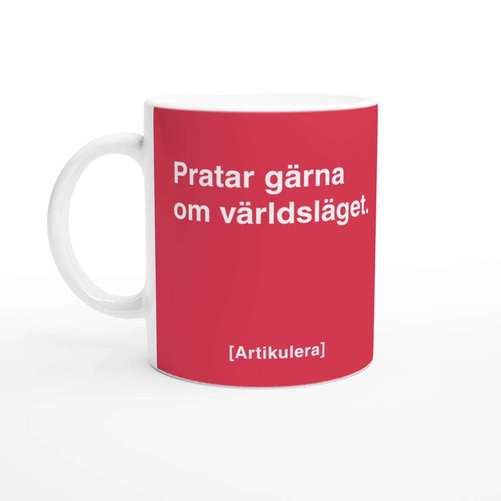 Vit mugg med magentarött tryck, vit text ”Pratar gärna om världsläget.” samt vit Artikulera-logotyp
