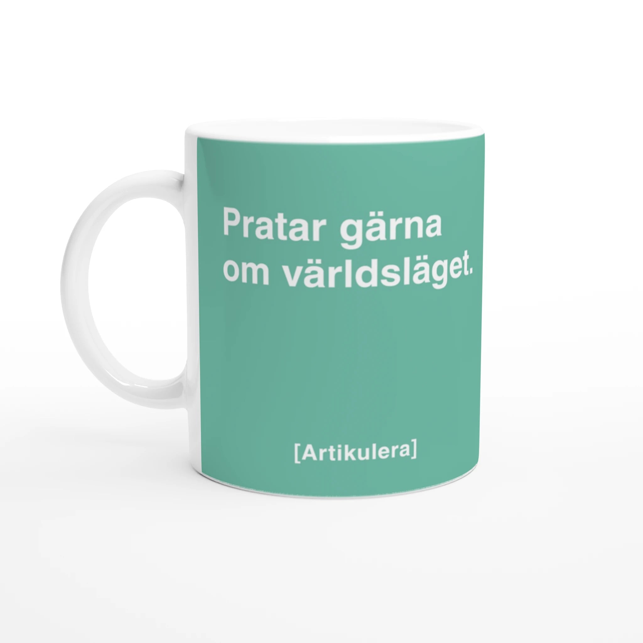 Vit mugg med mintgrönt tryck, vit text ”Pratar gärna om världsläget.” samt vit Artikulera-logotyp