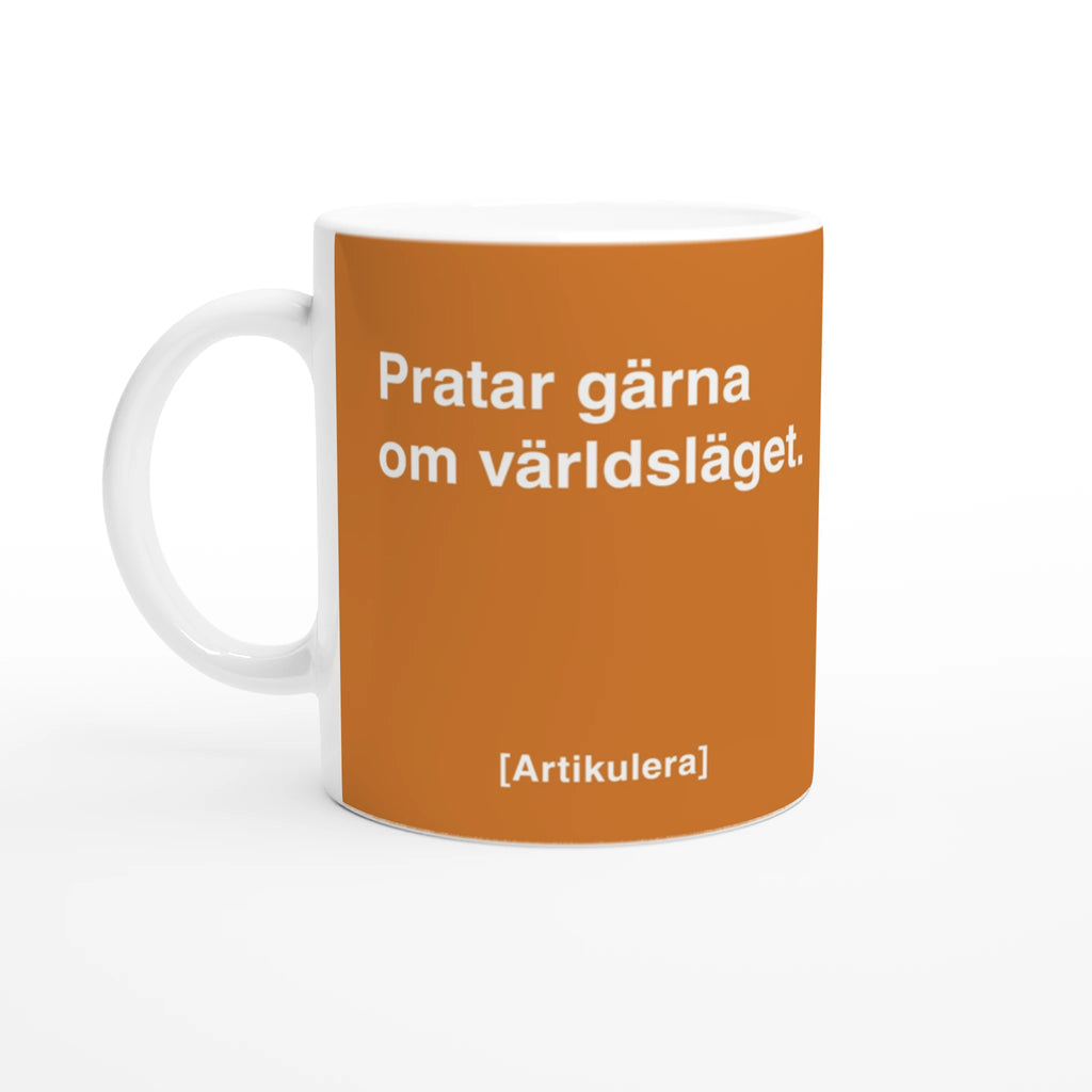Vit mugg med mörkt orange tryck, vit text ”Pratar gärna om världsläget.” samt vit Artikulera-logotyp