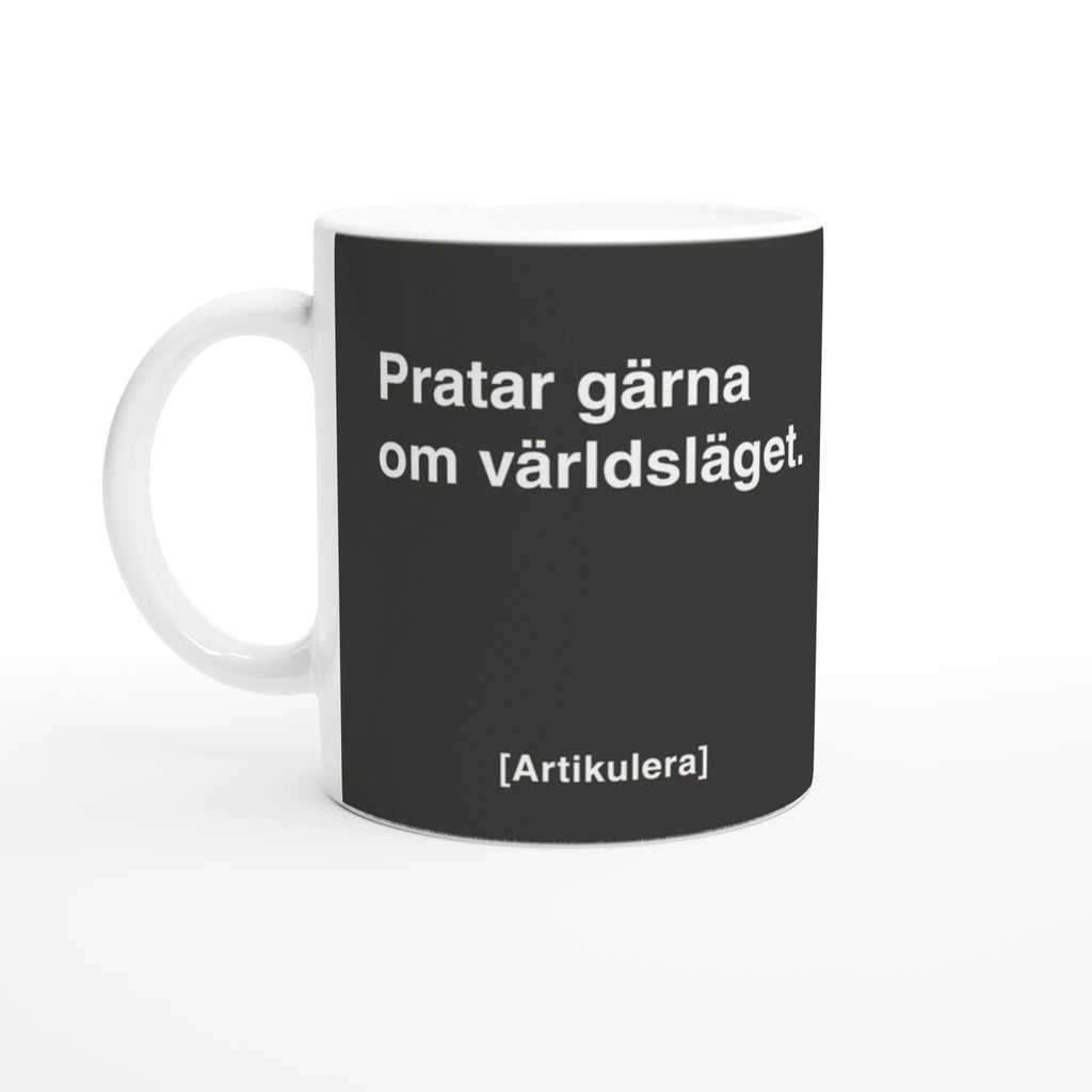 Vit mugg med mörkt rockigt grått tryck, vit text ”Pratar gärna om världsläget.” samt vit Artikulera-logotyp