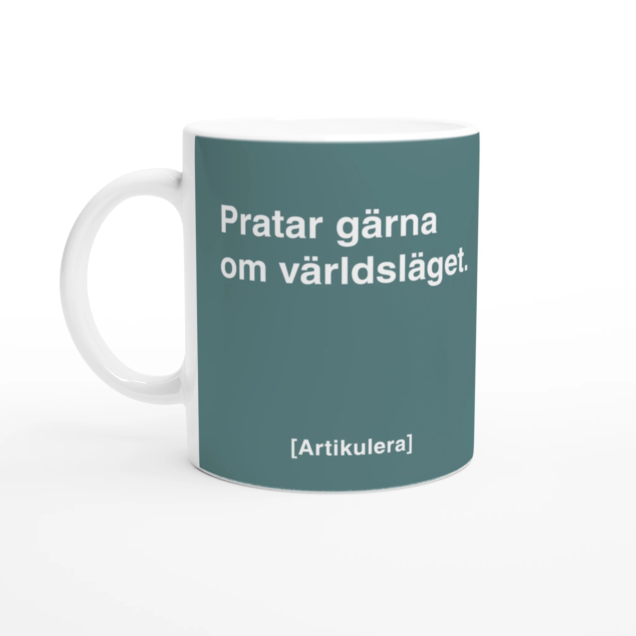 Vit mugg med mörkt turkosgrönt tryck, vit text ”Pratar gärna om världsläget.” samt vit Artikulera-logotyp