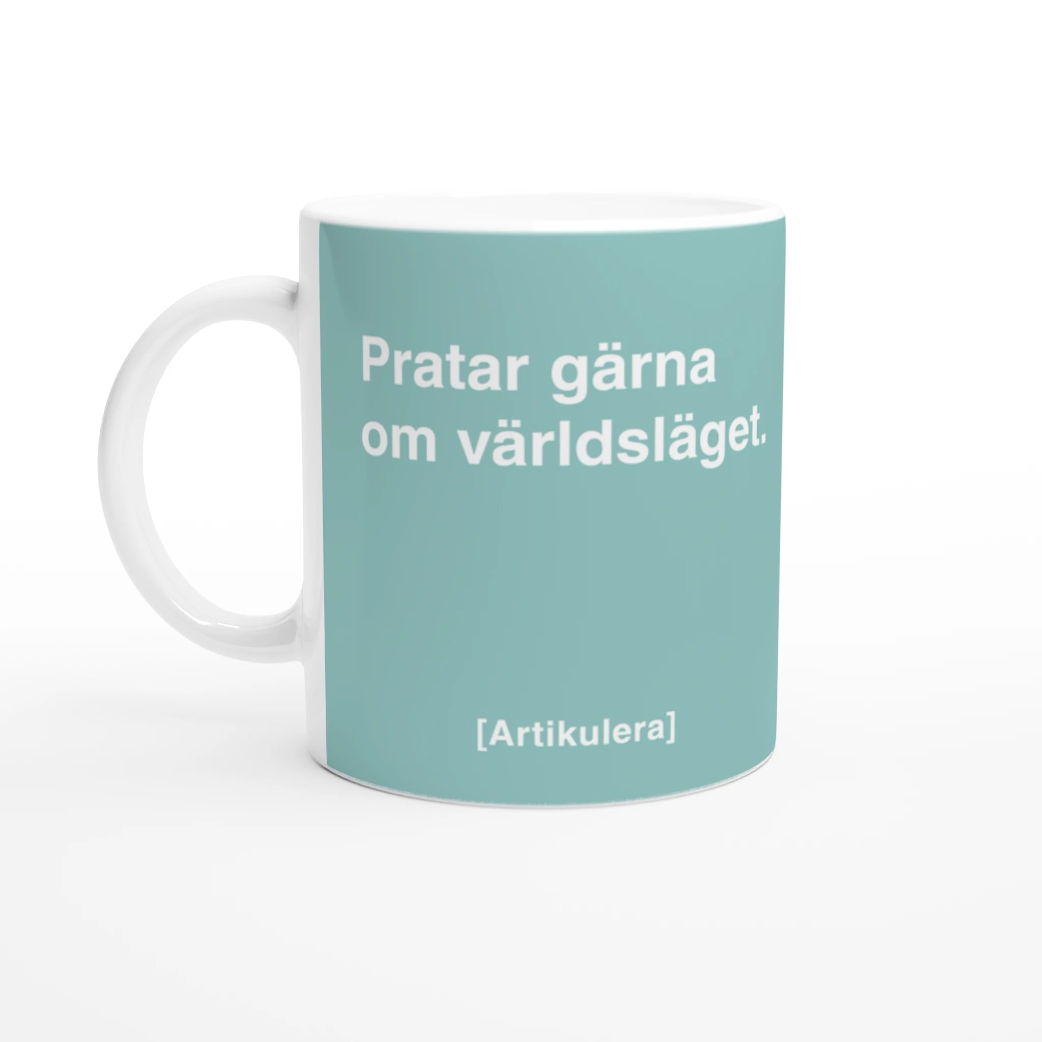 Vit mugg med ljus blågrönt tryck, vit text ”Pratar gärna om världsläget.” samt vit Artikulera-logotyp