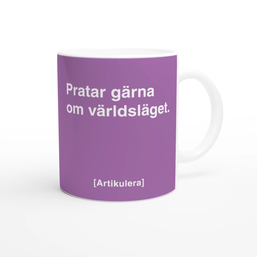 Vit mugg med plommonlila tryck, vit text ”Pratar gärna om världsläget.” samt vit Artikulera-logotyp