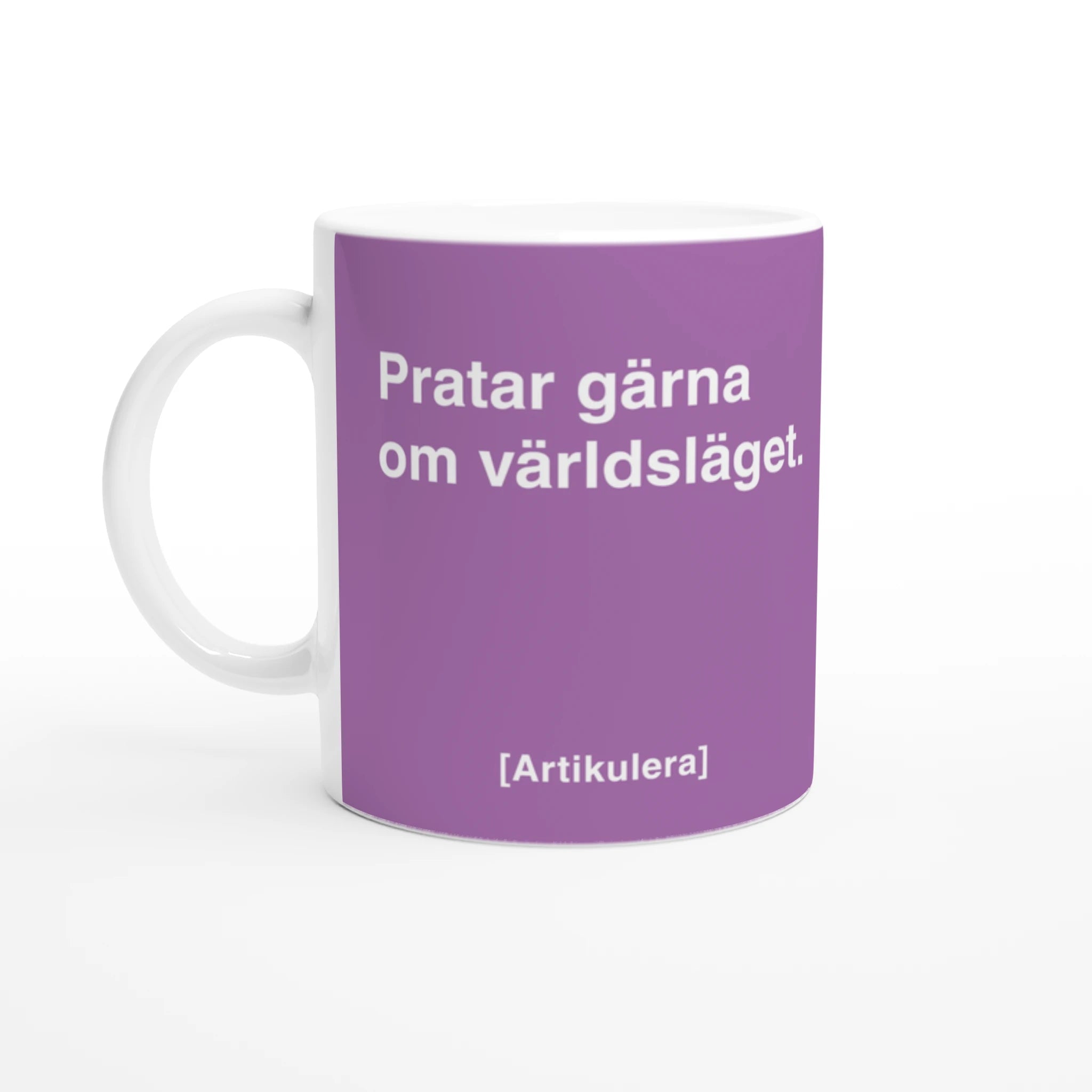 Vit mugg med plommonlila tryck, vit text ”Pratar gärna om världsläget.” samt vit Artikulera-logotyp