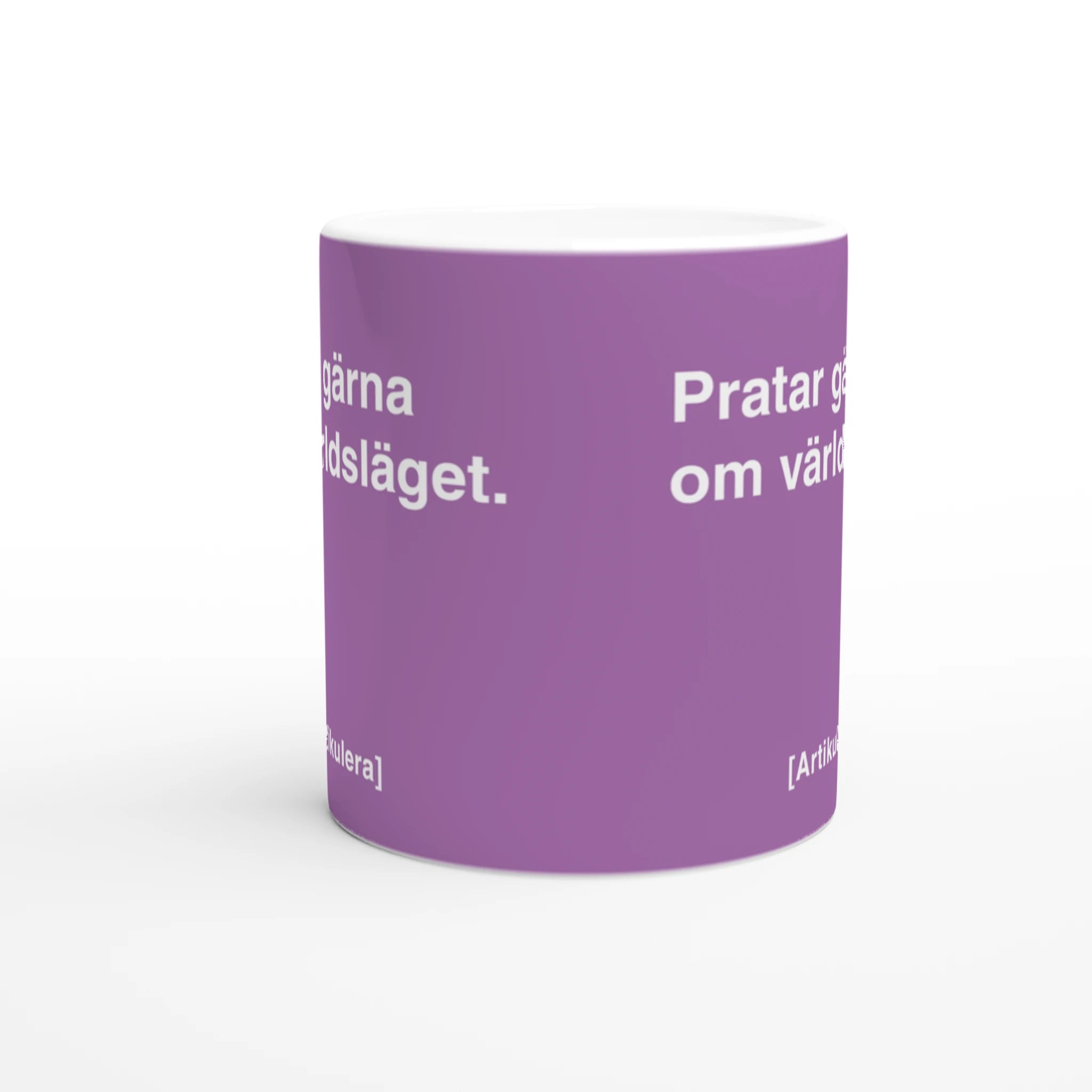 Vit mugg med plommonlila tryck, vit text ”Pratar gärna om världsläget.” samt vit Artikulera-logotyp