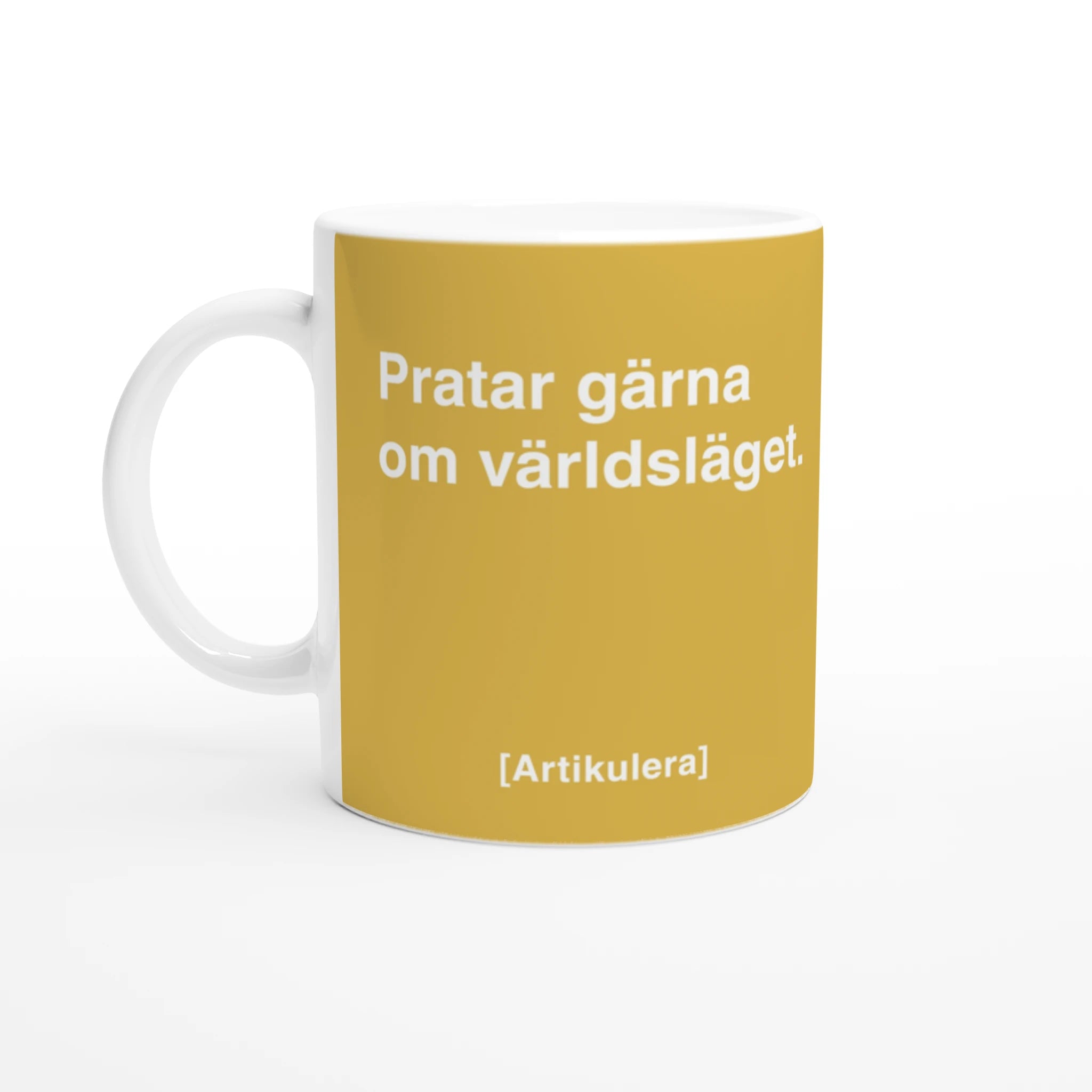 Vit mugg med senapsgult tryck, vit text ”Pratar gärna om världsläget.” samt vit Artikulera-logotyp