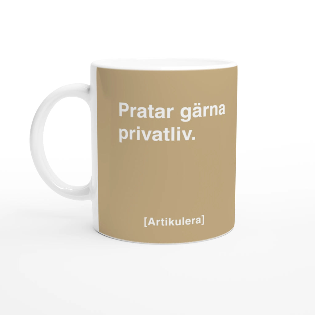 Vit mugg med beige tryck, vit text ”Pratar gärna privatliv.” samt vit Artikulera-logotyp