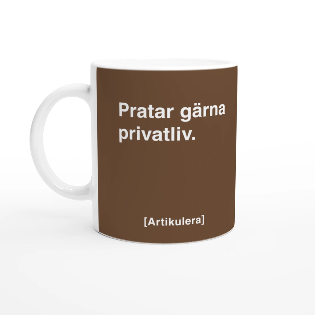 Vit mugg med brunt tryck, vit text ”Pratar gärna privatliv.” samt vit Artikulera-logotyp