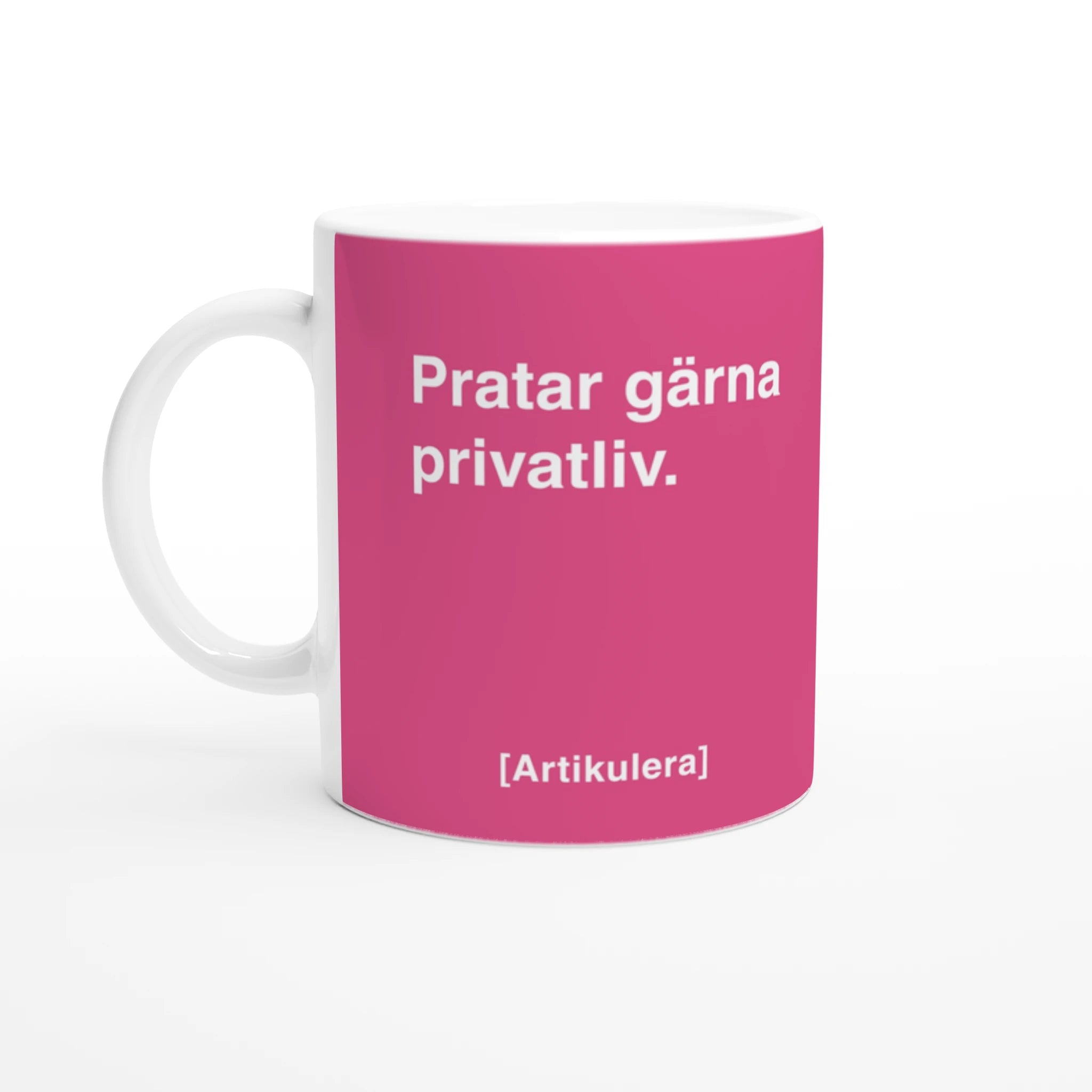 Vit mugg med cerise tryck, vit text ”Pratar gärna privatliv.” samt vit Artikulera-logotyp