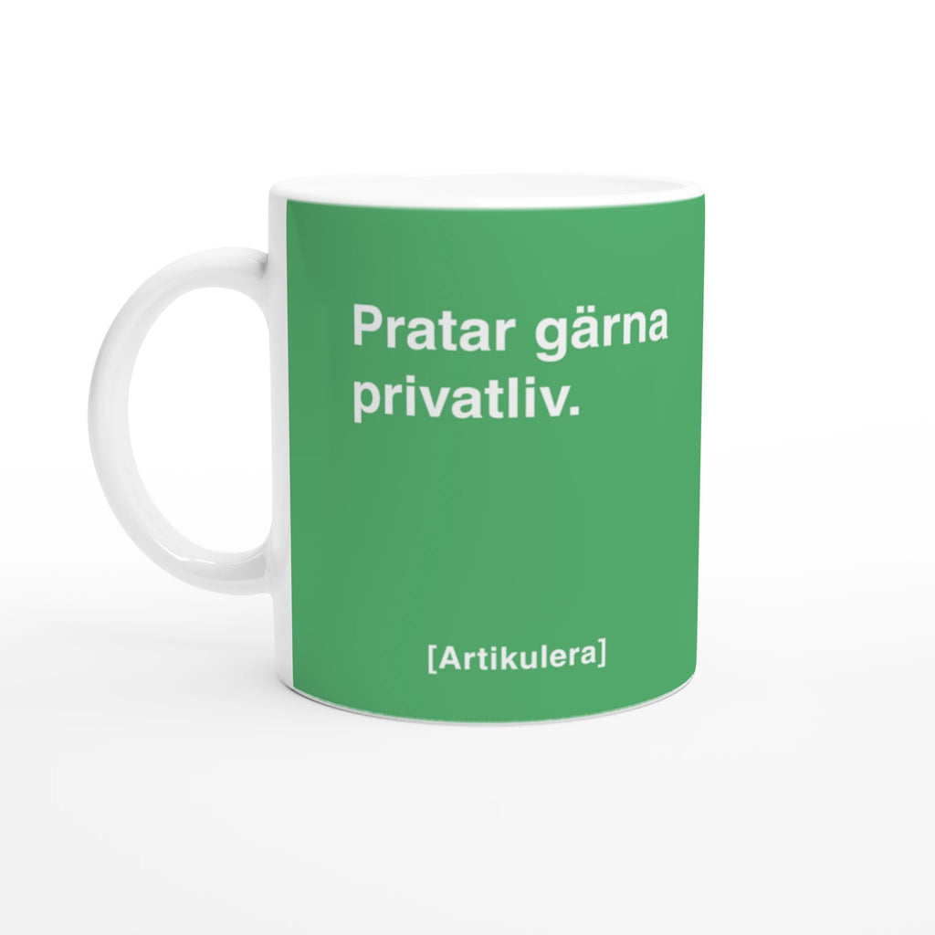 Vit mugg med grönt tryck, vit text ”Pratar gärna privatliv.” samt vit Artikulera-logotyp