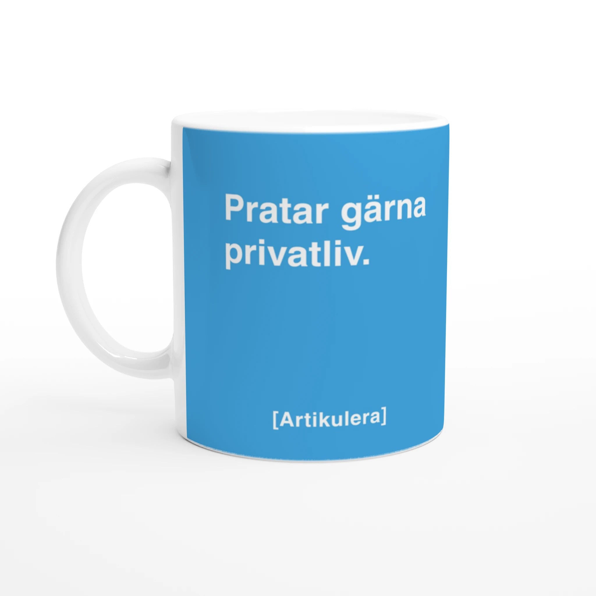 Vit mugg med himmelsblått tryck, vit text ”Pratar gärna privatliv.” samt vit Artikulera-logotyp