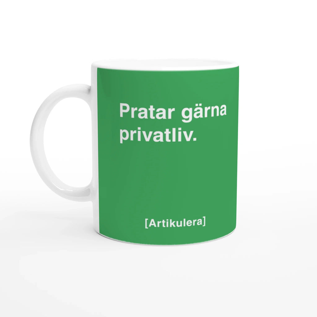 Vit mugg med klargrönt tryck, vit text ”Pratar gärna privatliv.” samt vit Artikulera-logotyp