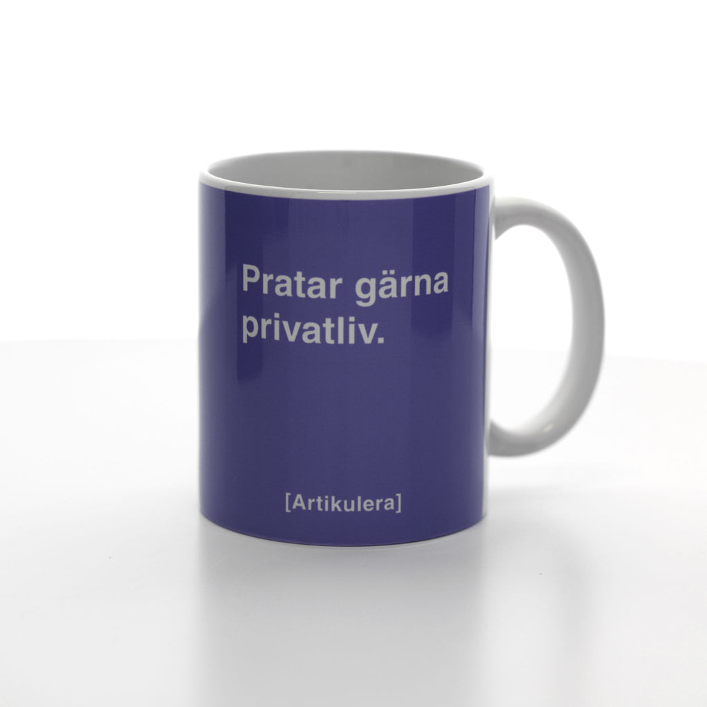 Vit mugg med lila tryck, vit text ”Pratar gärna privatliv.” samt vit Artikulera-logotyp