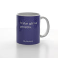 Vit mugg med lila tryck, vit text ”Pratar gärna privatliv.” samt vit Artikulera-logotyp
