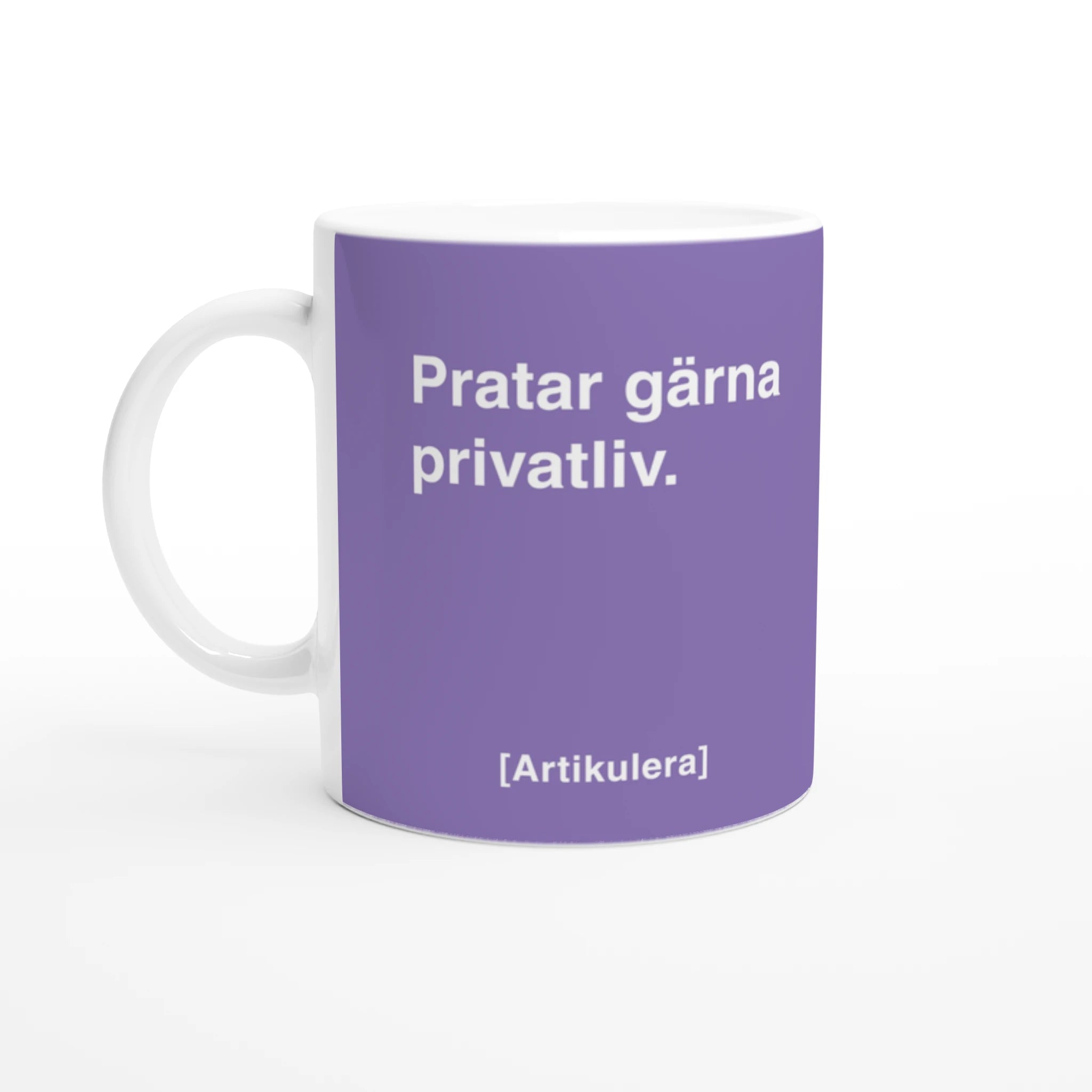 Vit mugg med lila tryck, vit text ”Pratar gärna privatliv.” samt vit Artikulera-logotyp