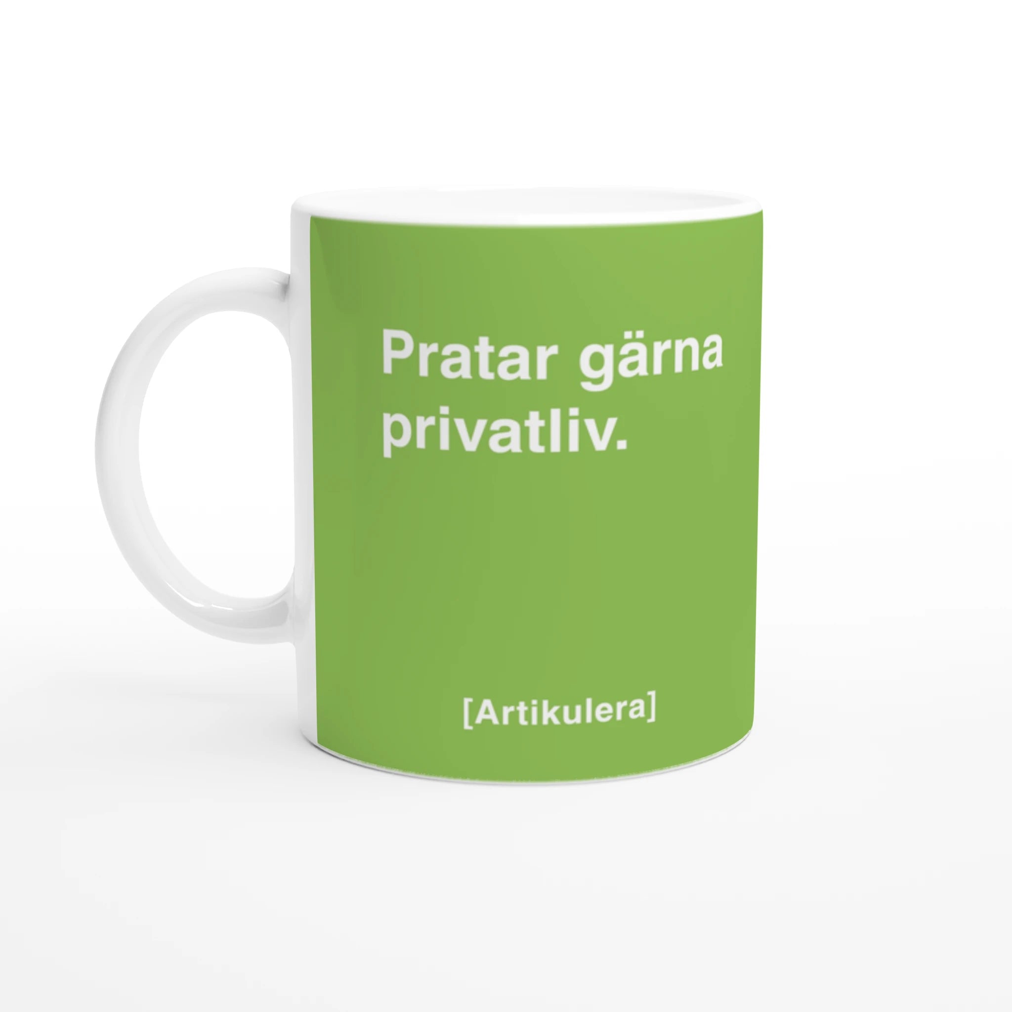 Vit mugg med ljust limegrönt tryck, vit text ”Pratar gärna privatliv.” samt vit Artikulera-logotyp