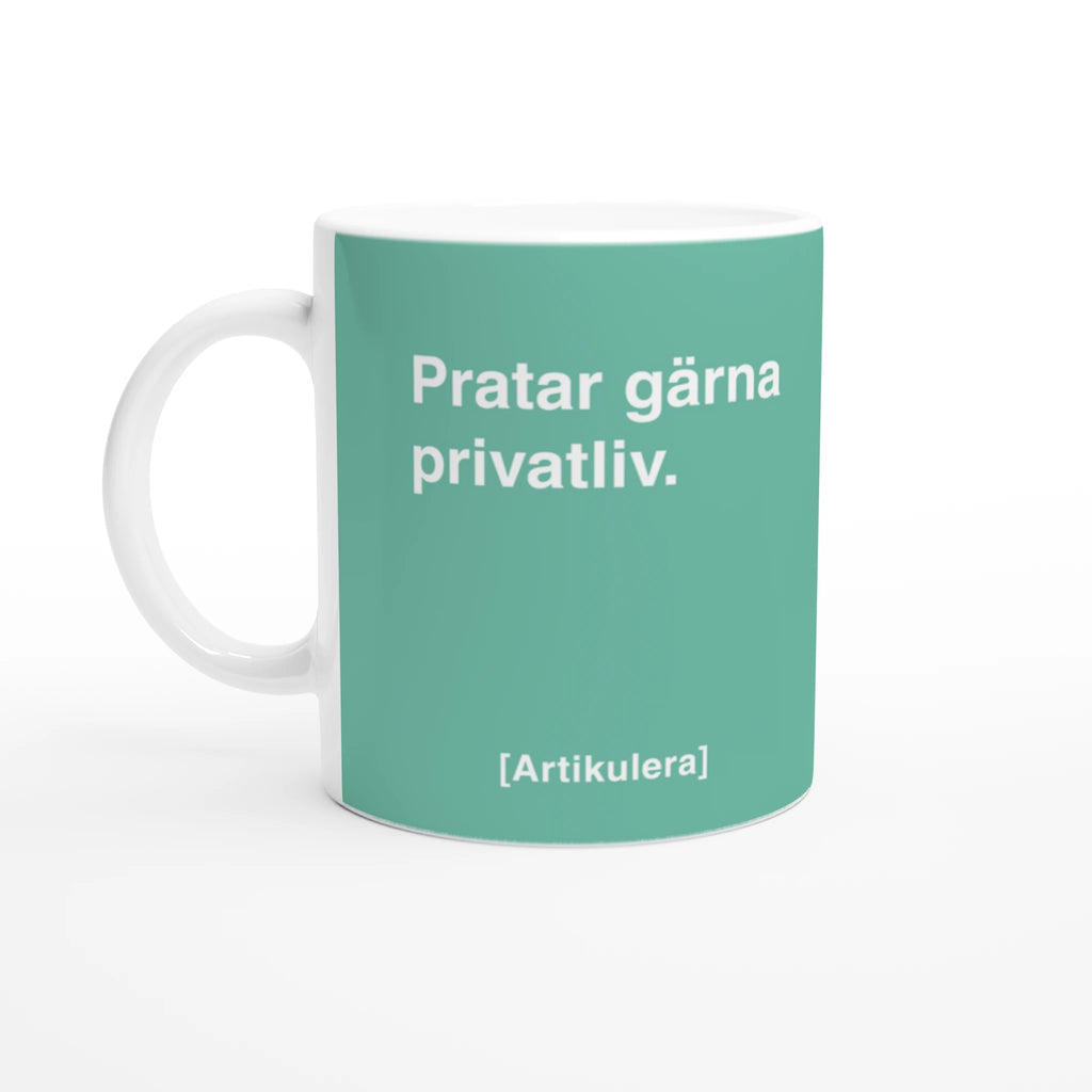 Vit mugg med mintrönt tryck, vit text ”Pratar gärna privatliv.” samt vit Artikulera-logotyp