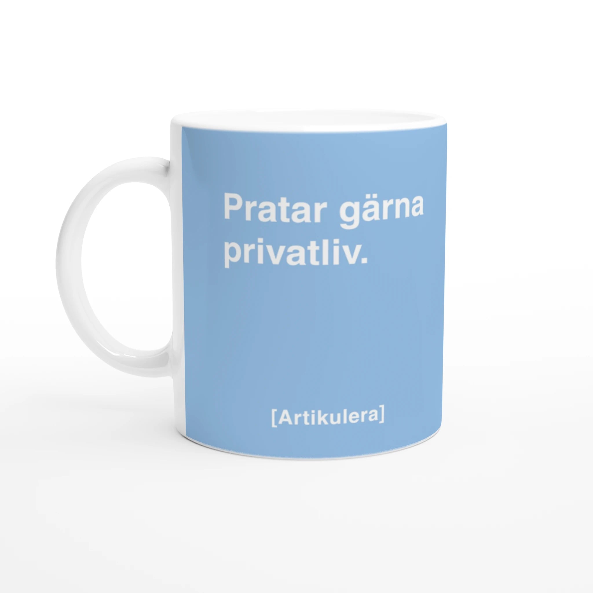Vit mugg med ljusblått tryck, vit text ”Pratar gärna privatliv.” samt vit Artikulera-logotyp