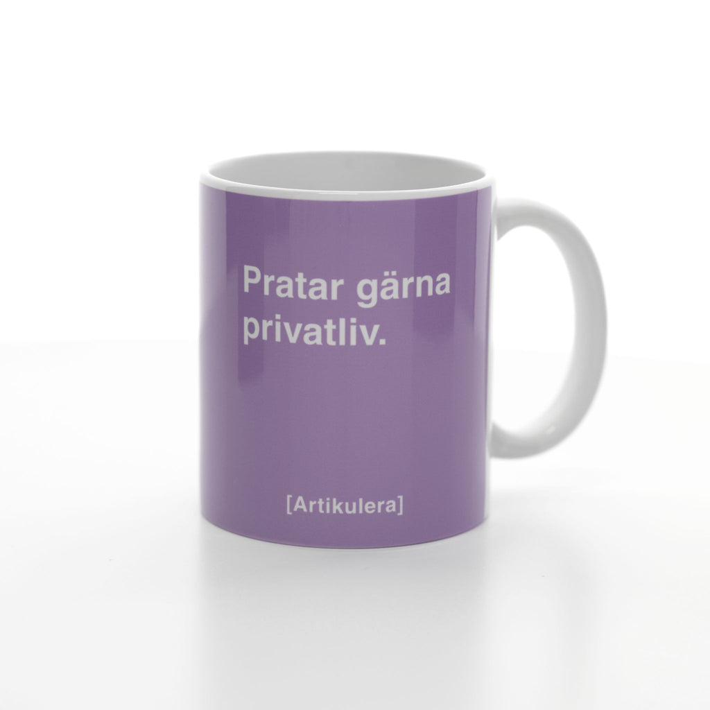 Vit mugg med ljuslila tryck, vit text ”Pratar gärna privatliv.” samt vit Artikulera-logotyp