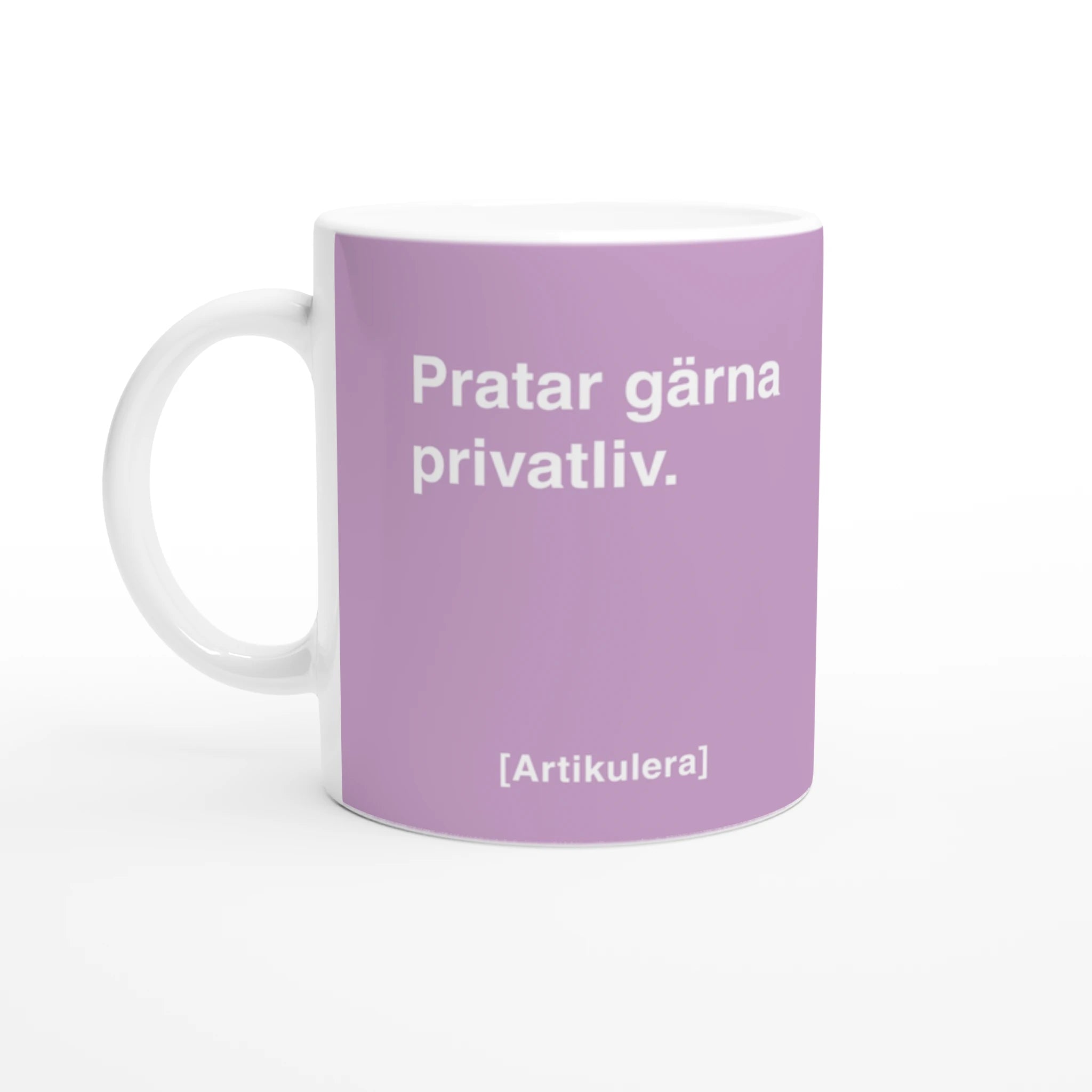 Vit mugg med ljuslila tryck, vit text ”Pratar gärna privatliv.” samt vit Artikulera-logotyp