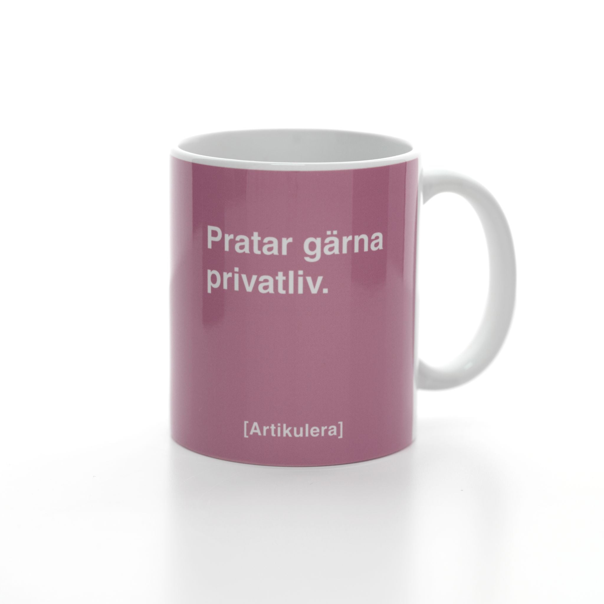 Vit mugg med ljurosa tryck, vit text ”Pratar gärna privatliv.” samt vit Artikulera-logotyp