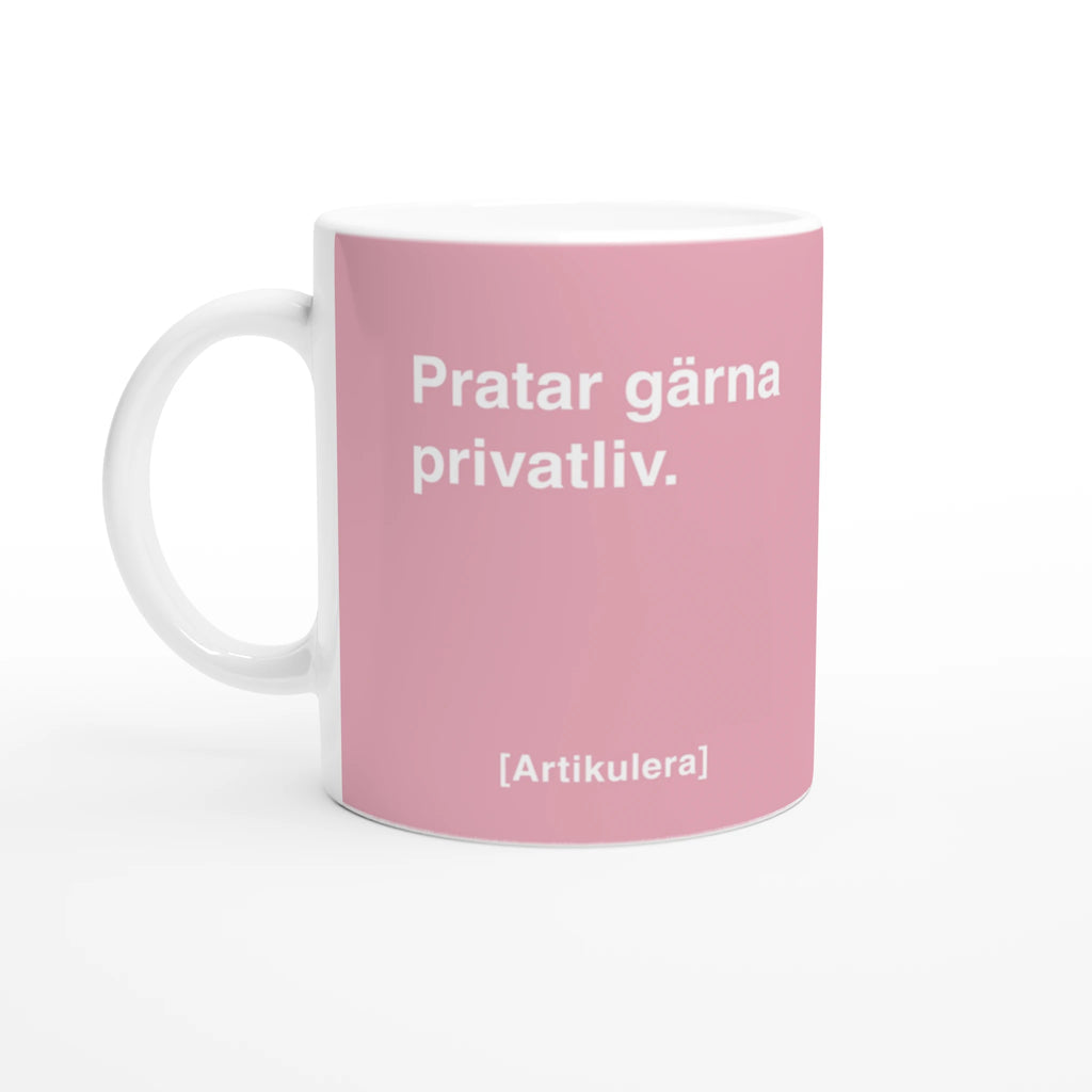 Vit mugg med ljurosa tryck, vit text ”Pratar gärna privatliv.” samt vit Artikulera-logotyp