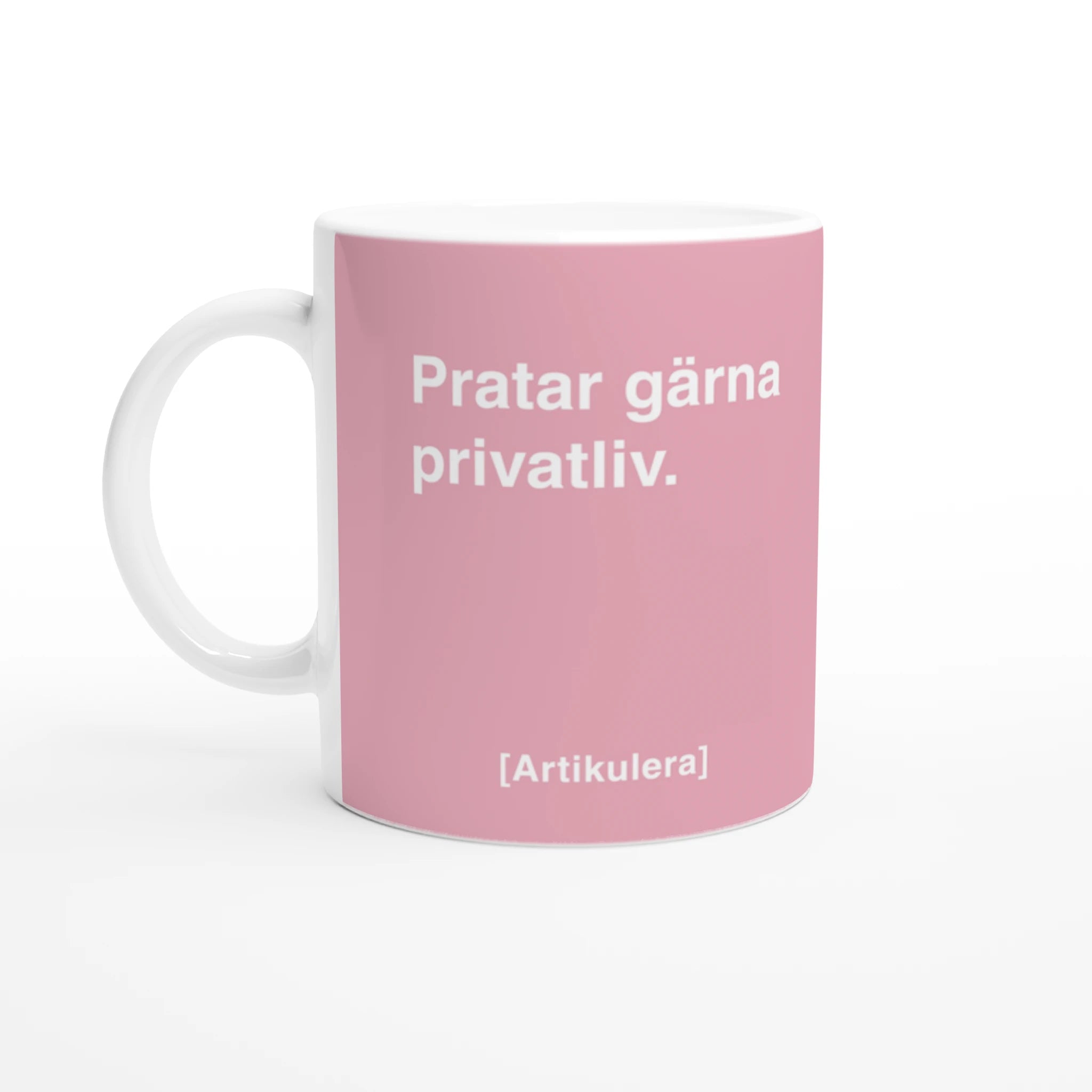 Vit mugg med ljurosa tryck, vit text ”Pratar gärna privatliv.” samt vit Artikulera-logotyp