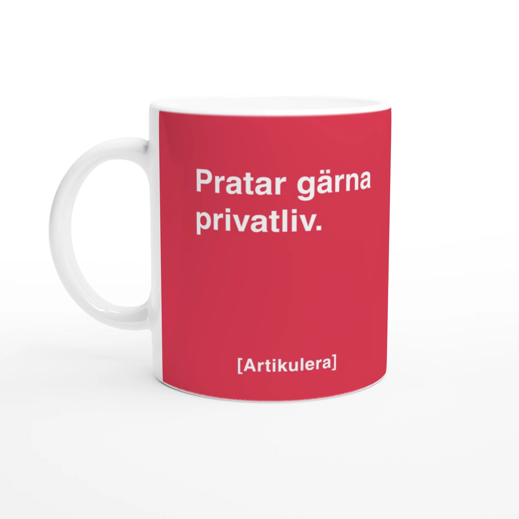 Vit mugg med magentaröd tryck, vit text ”Pratar gärna privatliv.” samt vit Artikulera-logotyp