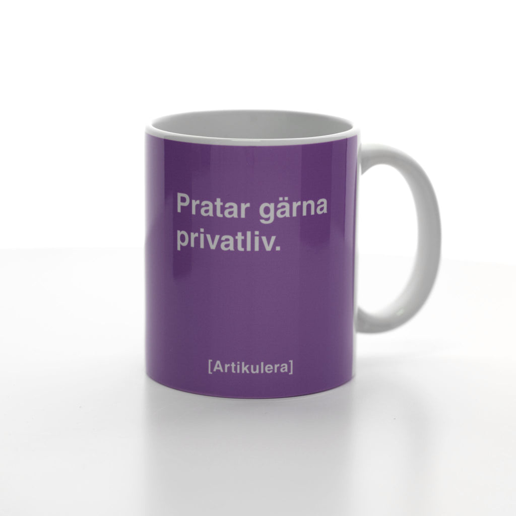 Vit mugg med plommonlila tryck, vit text ”Pratar gärna privatliv.” samt vit Artikulera-logotyp