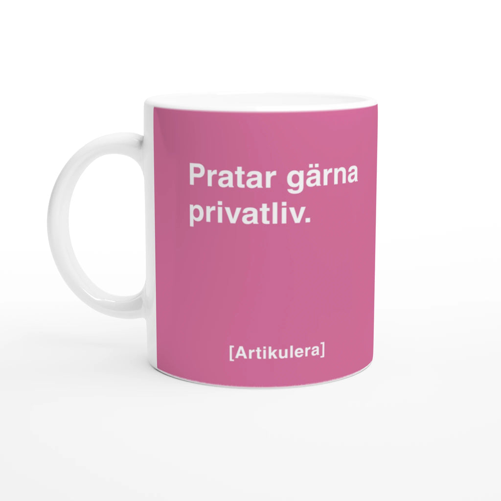 Vit mugg med rosa tryck, vit text ”Pratar gärna privatliv.” samt vit Artikulera-logotyp